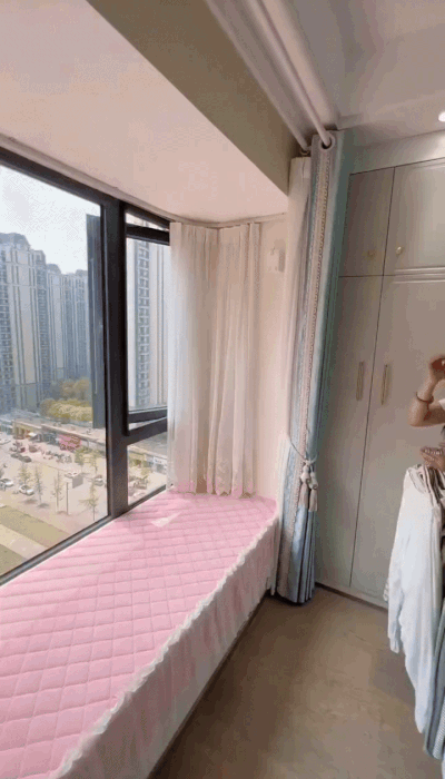 Adjustable Wall-Mounted Telescopic Clothesline. (FREE SHIPPING)